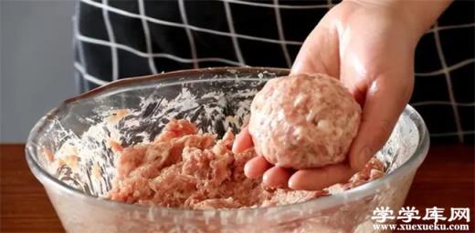 江南獅子頭好吃的秘訣 手法很重要 懂了輕松做美食播報文章